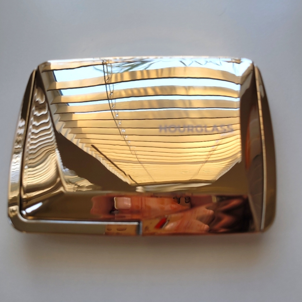 Hourglass AMBIENT LIGHTING EDIT – SCULPTURE PALETTE